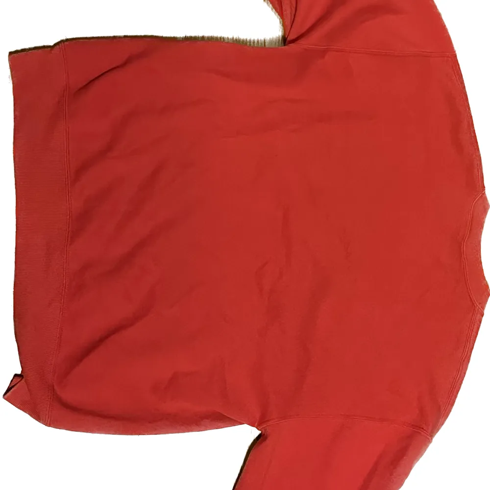 Vintage röd athletic tröja i STRL L. Helt okej kvalité. Hoodies.