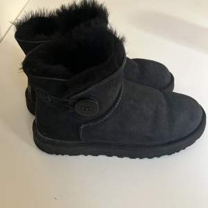 Svarta uggs i storlek 38 inköpt 2019 från Zalando. Nypris 2 195 kr. Modell Mini bailey button. Använda en säsong då jag främst använt mina andra uggs. Jättefint skick men inte perfekta då de ändå är använda