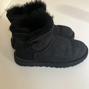 Uggs använda en säsong!  - Svarta uggs i storlek 38 inköpt 2019 från Zalando. Nypris 2 195 kr. Modell Mini bailey button. Använda en säsong då jag främst använt mina andra uggs. Jättefint skick men inte perfekta då de ändå är använda