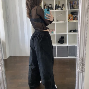 Byxor - Svarta byxor - kan användas både som baggy innerplagg eller ytterplagg. Varmt material, rekommenderas nu till hösten eller vintern ❄️❄️  Storleken står på lappen som XL men byxorna sitter bra på mig som är M