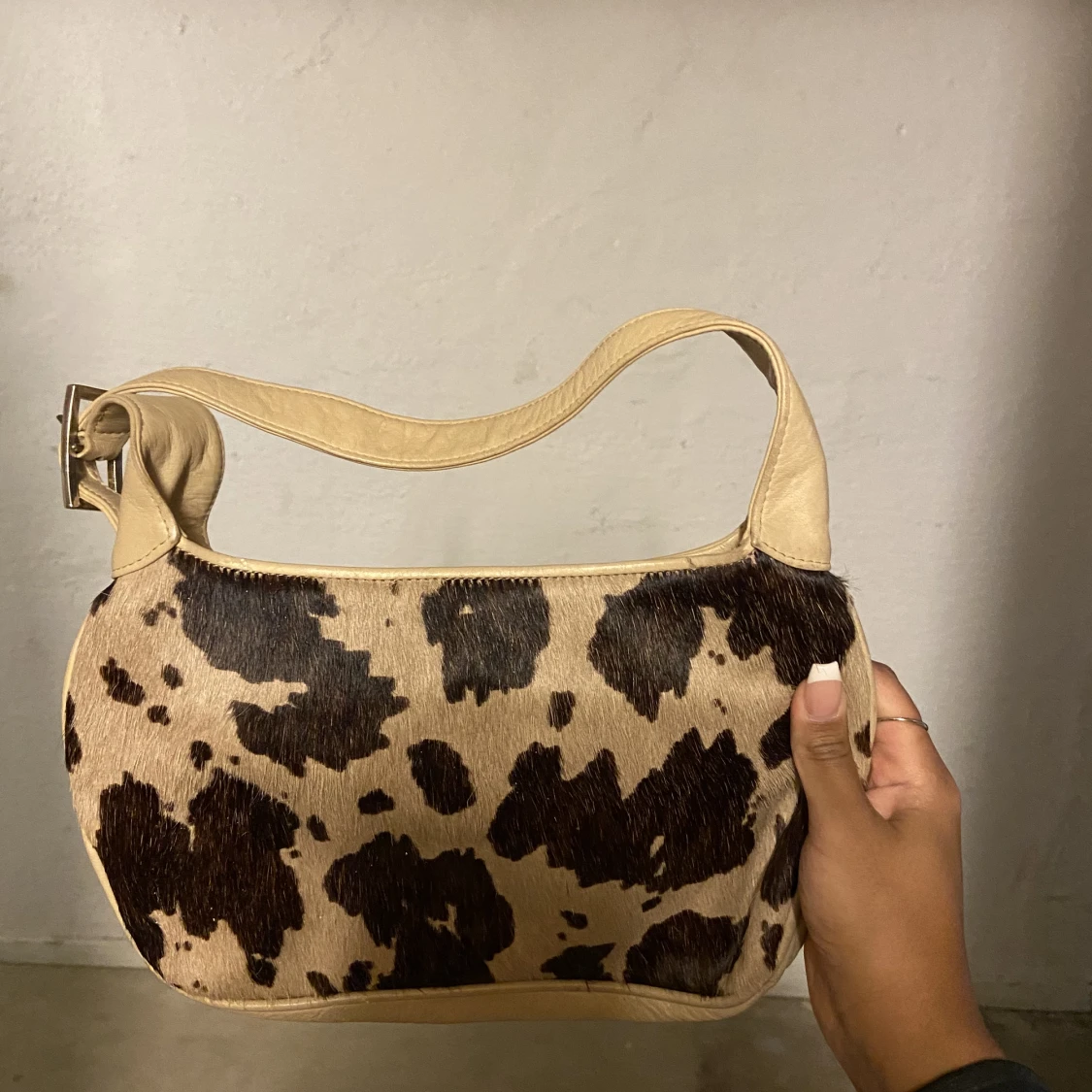 Cool handväska med ”kohud” 