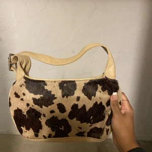 Cool handväska med ”kohud”  - Cool väska, second hand!