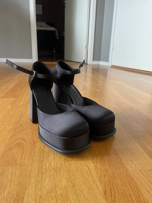 As snygga plattform klackar! - Jättefina skor från h&m i storlek 41, men passar mig som har 40. Helt oanvända<3