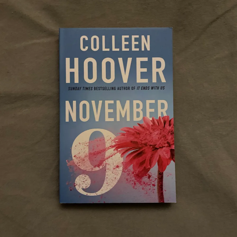 Säljer dessa tre böcker av Colleen Hoover. Läst samtliga en gång men de är nästan helt nya. En för 80kr, alla för 200kr. Alla är på engelska. Övrigt.