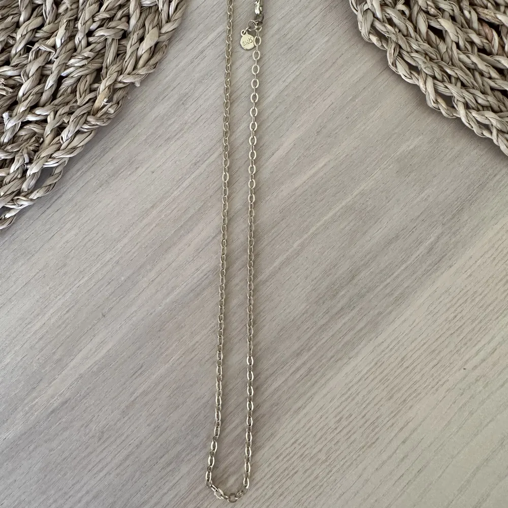 Guldigt halsband från snö of Sweden, använt men fint skick, en missfärgad ring vid spännet men det är ju i nacken så inget som direkt märks . Accessoarer.