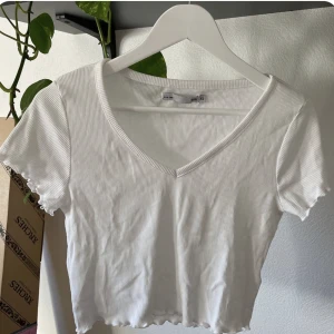 Vit croppad t-shirt  - Använt skick.
