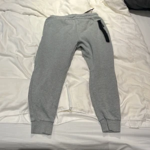 Nike tech byxor  - Säljer nu mina Nike tech byxor som är matchade till min hoodie jag har ute, riktigt fint skick 