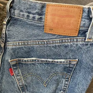 Levis jeans 501 med hål på knäna. Skick 7/10. Sälj då dem är för korta på mig. Priset kan diskuteras. 🩷