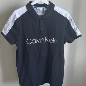 Calvin Klein Piké - Tja, säljer nu min Calvin Klein polo i ett bra 8,5/10 skick.