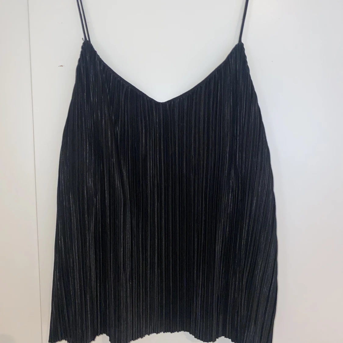 Svart plisserat linne 