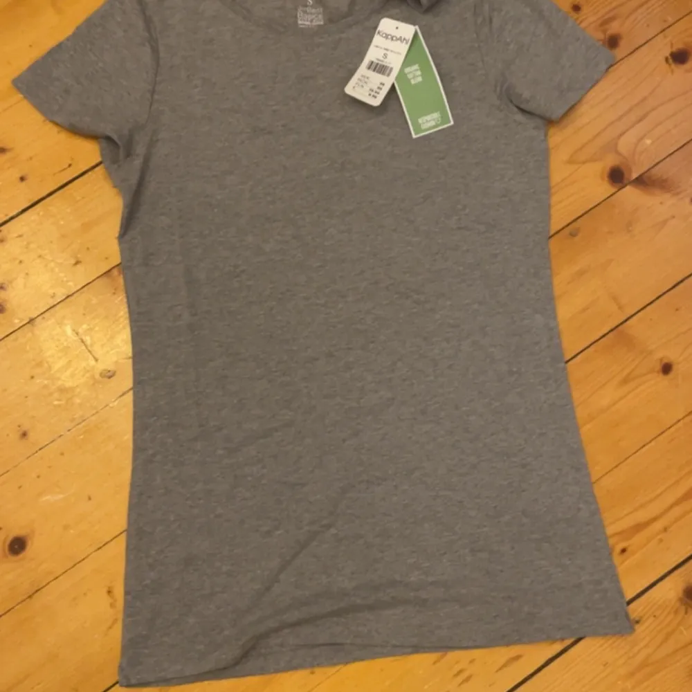 T-shirt från Kappahl Helt ny:). T-shirts.