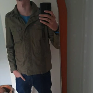 FieldJacket  - FieldJacket från SuperDry, köpte den men den passade inte så säljer nu vidare. XL men är som M. Denna jackan var lite tjockare så den är perfekt för vintern och så är den snygg.
