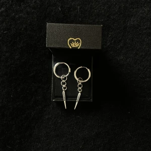 WOS silverörhängen! - Populära WOS silverörhängen som är helt slutsålda, liknar dom från Maria Nilsdotter. 