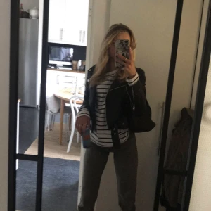 Skinnjacka - Säljer denna skinnjackan från zara som använts lite men är i bra skick!