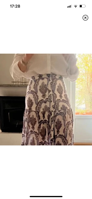 Mönstrad långkjol - Intressekoll på den här fina långkjolen från H&M, tror inte den säljs längre! Den går till min navel🫶🏼 är 160 och den går precis till marken