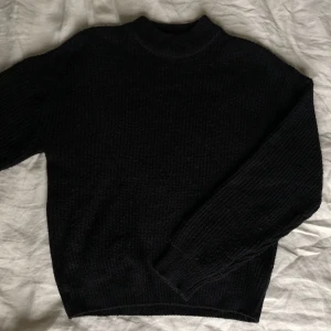 Stickad tröja - Jättemysig stickad tröja från New Yorker som är använd ett fåtal gånger då den är lite för liten. Har få noppor men är ingen som syns. 