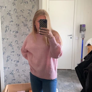Rosa stickad tröja - Superfin rosa stickad tröja från Cubus, använd få gånger! Storlek M men kanske lite liten i storleken. Kan skicka fler bilder om någon vill och priset går alltid att diskuteras🤍
