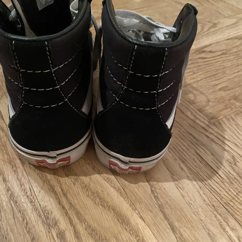 Säljer dessa jättesnygga vans! Köpta för ett år sedan men bara väldigt sparsamt använda då de är för små för mig. Nypris 999kr mitt pris 500 kr eller kom med förslag. Frakt tillkommer🥰. Kengät.
