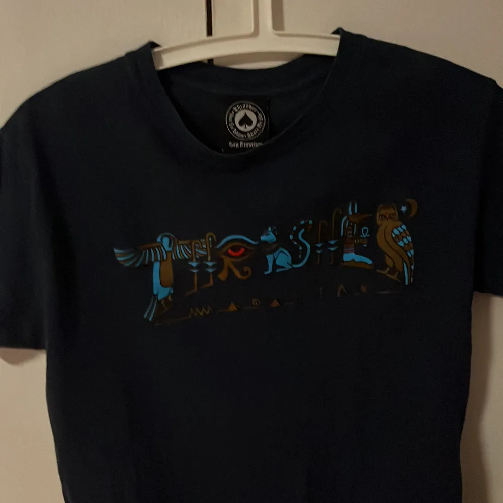 Snygg mörkblå thrasher t-shirt i riktigt bra kvalitet.. T-shirts.