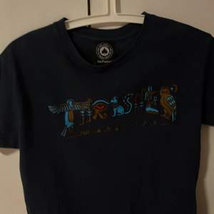 Snygg mörkblå thrasher t-shirt i riktigt bra kvalitet.