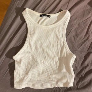 Vitt Linne  - Säljer detta fina linne från Zara pga använder ej, och de är lite för litet för mig:/ Fint skick då den använts ett fåtal gånger. Önskas fler bilder är de bara att skicka💕💕🫶