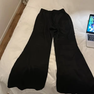 Glansiga byxor!💗 - Lite trasiga i kanten på benen💗 men annars jättefina!