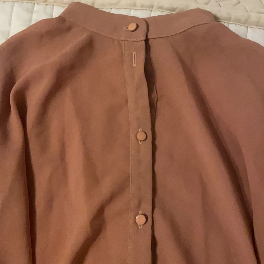 Tunn brun skjorta som är köpt second hand💓. Skjortor.