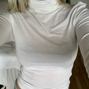Tröja med polo - Vit tröja med polokrage i xs men passar även s. Aldrig använt och ser så gott som ny ut. Köpare står för frakt.