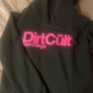 Dirtcult hoodie - En dirtcult hoodie jag har använt den många gånger men nu är den förliten för mig den är i storlek S, inga skador på plaget, pris kan diskuteras 