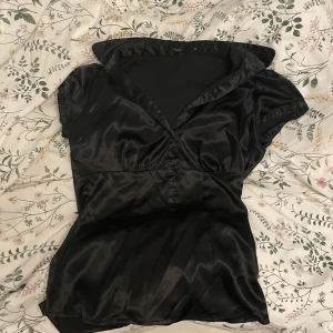 Siden skjorta  - Skjorta köpt secondhand som tyvärr är för stor för mig. Står storlek 36, skulle tro att den är ungefär m/l. Märket är Cubus 💓