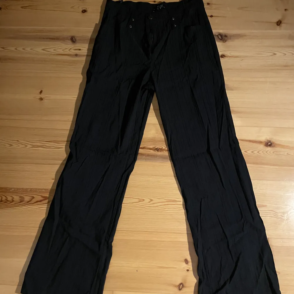 Svarta byxor med randig textur (se bild). Inköpta secondhand men nyskick. . Jeans & Byxor.