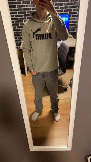 Puma tröja  - Tröjan är aldrig använd, fick den julen 2022 och har aldrig haft på mig den, inte riktigt min stil o känner att den är bättre hos någon annan 