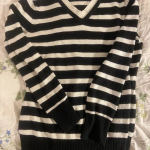 Randig tröja  - Säljer denna fina tröja, som är jätte myssig😇bara att skriva om ni undrar något