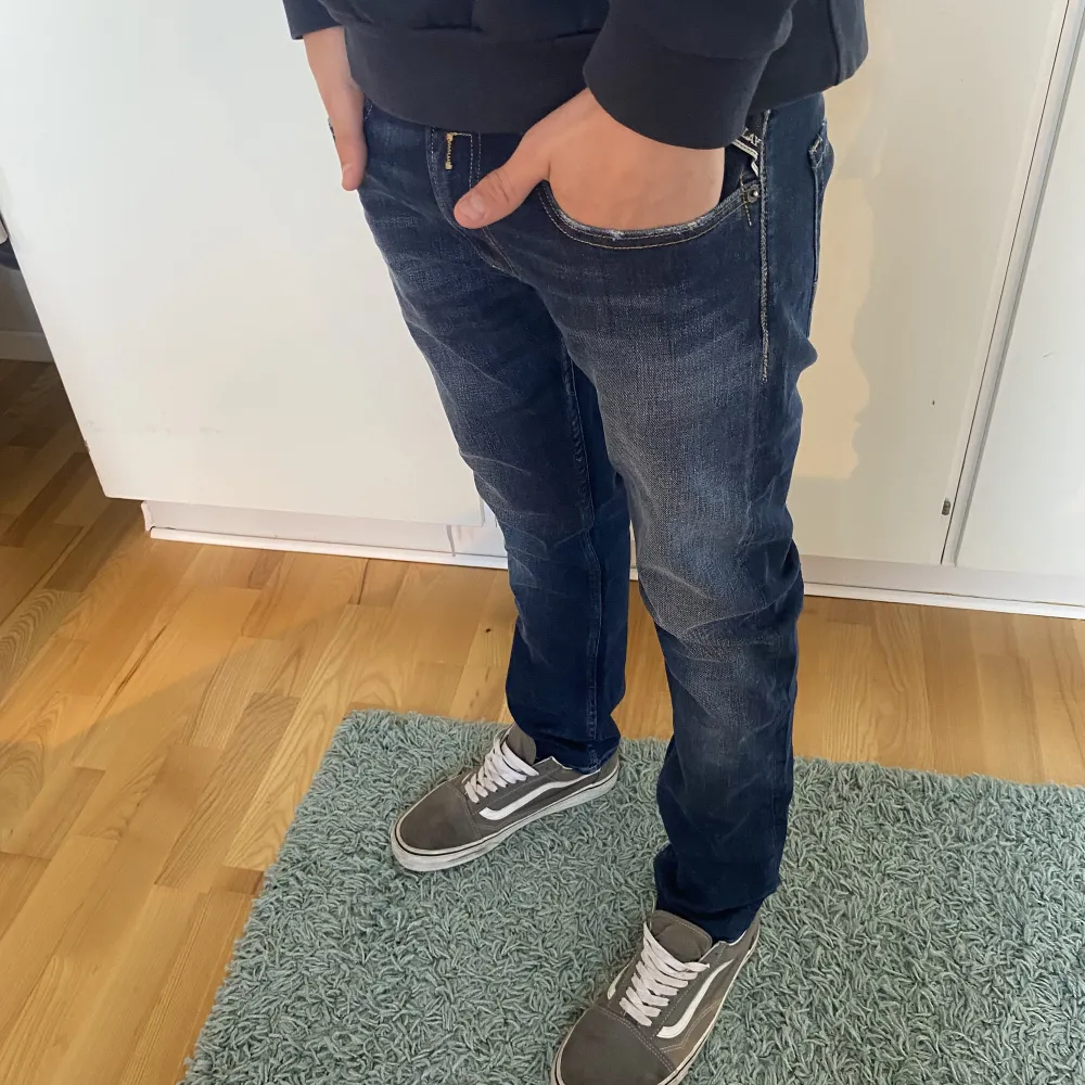 Ett par helt nya sköna replay jeans| skick 10/10 oanvända alla taggar kvar| strl 30/30| nypris 1500 vårt pris 549| hör av dig vid frågor eller funderingar🤗. Jeans & Byxor.