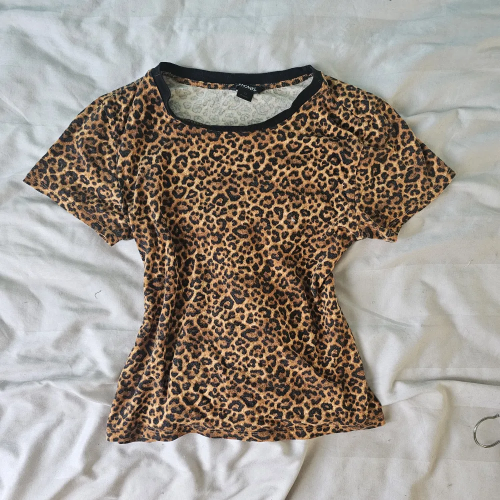 Säljer denna coola t-shirt med leopardmönster. Super mjukt och skönt tyg.🫶 Använd ett få antal gånger. Tycker den är jättefin att styla med en svart kofta eller med ett par jeans.🫶. T-shirts.