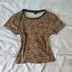 Säljer denna coola t-shirt med leopardmönster. Super mjukt och skönt tyg.🫶 Använd ett få antal gånger. Tycker den är jättefin att styla med en svart kofta eller med ett par jeans.🫶