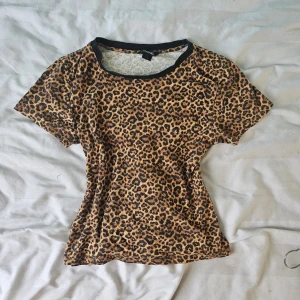 Leopardmönstrad t-shirt  - Säljer denna coola t-shirt med leopardmönster. Super mjukt och skönt tyg.🫶 Använd ett få antal gånger. Tycker den är jättefin att styla med en svart kofta eller med ett par jeans.🫶