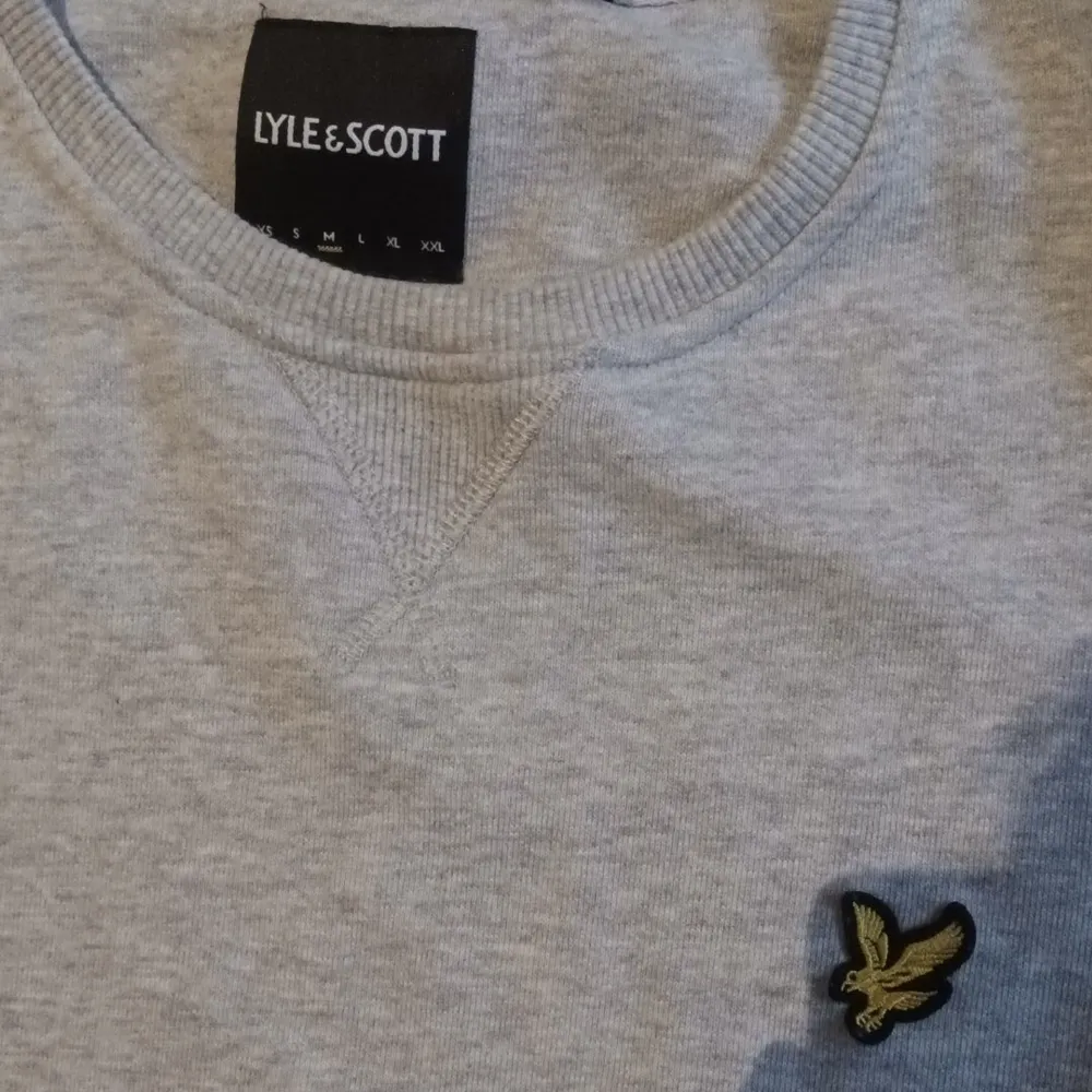 En riktigt fin grå lyle & scott tröja i utmärkt skick. Säljer då jag inte riktigt använder den längre. Skriv för mer info/bilder. Pris kan diskuteras . Hoodies.