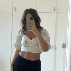 Blommig topp - Blommig jättefin och drömmig topp från hm i storlek S. Puffärm och cropped, använd 1 gång🤍✨ Storlek S 