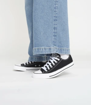 converse - converse i stl 37 som jag säljer dessa låga svarta converse då de är alldeles för små för mig så ligger bara kvar i kartongen 🥰