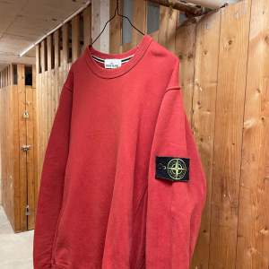 STONE ISLAND RÖD SWEATSHIRT  KÖPT SECOND-HAND ANVÄND, MEN INGA FLÄCKAR ELLER REPOR SÄLJER PGA. FÖR LITEN STORLEK FÖR MIG DM FÖR FRÅGOR OCH INFO SHIPPING INGÅR INTE! 66kr FÖR INRIKES    