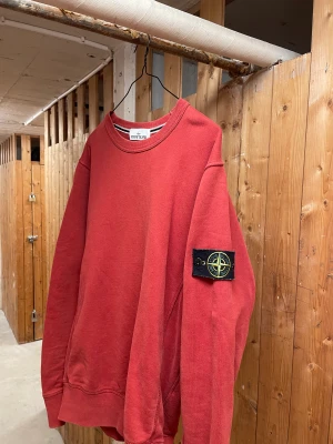 STONE ISLAND TRÖJA - STONE ISLAND RÖD SWEATSHIRT  KÖPT SECOND-HAND ANVÄND, MEN INGA FLÄCKAR ELLER REPOR SÄLJER PGA. FÖR LITEN STORLEK FÖR MIG DM FÖR FRÅGOR OCH INFO SHIPPING INGÅR INTE! 66kr FÖR INRIKES    
