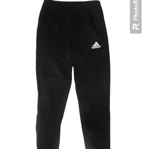 Snygga adidas mjukisar!  - Super sköna adidas byxor i storlek S! Tveka inte att skriva för fler frågor 🤍