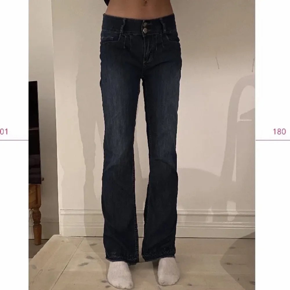 Så snygga mörkblå lågmidjade jeans! Modellen på bilden är 180 cm💞Storlek 34 men passar även en liten 36😍. Jeans & Byxor.