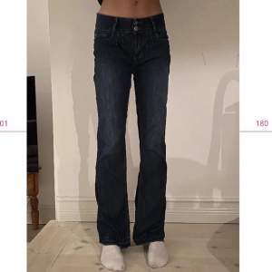 Så snygga mörkblå lågmidjade jeans! Modellen på bilden är 180 cm💞Storlek 34 men passar även en liten 36😍