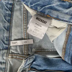 Tjusiga, ljusa jeans som inte kommit till användning. Har inga fläckar, hål eller andra defekter och sitter som en smäck! Från början köpta för 500kr på weekday. Perfekta för vintern och resten av året! ❄️