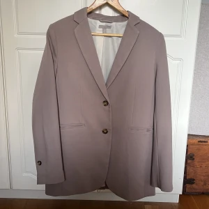 Kavaj h&m - Oversized kavaj från h&m i storlek S. Sparsamt använd och i väldigt gott skick. Jättefin grå/brun färg