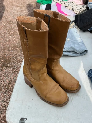 Boots - Bruna stövlar! Superfin modell och ganska slitna
