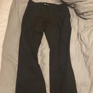 Bik bok kostymbyxor - Lågmidjad bikbok kostymbyxor i petit med slits. Helt nya och aldrig använda, Det är storlek 38 men passa mig som har 36. Säljer pga för korta 