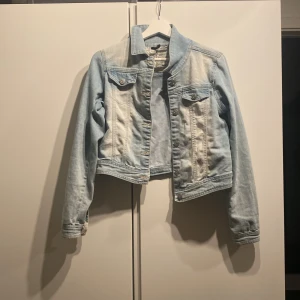 Jeansjacka från uniq - Fin jeansjacka som är välanvänd från uniq i strl 158. 